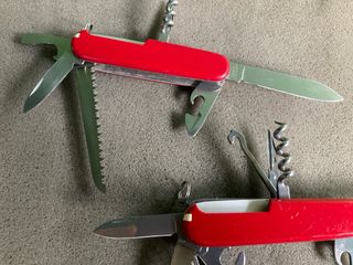 2 Canivetes Victorinox Huntsman e Camper