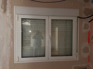 5 Cierres aluminio oscilobatientes blancos.