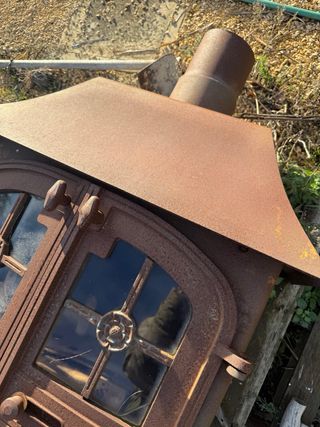 Chimenea de leña rústica de hierro fundido