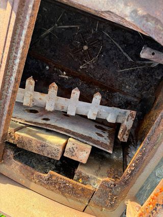 Chimenea de leña rústica de hierro fundido