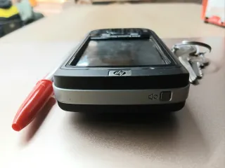 Teléfono móvil antiguo de la marca hp.