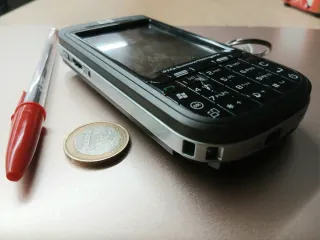 Teléfono móvil antiguo de la marca hp.