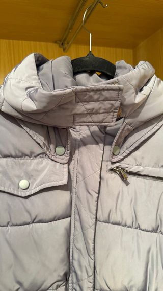 Plumífero gris con capucha