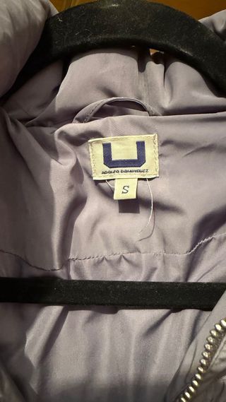 Plumífero gris con capucha