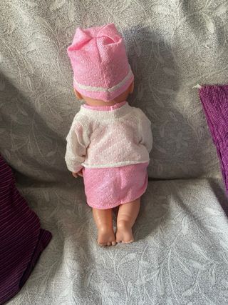 Muñeca bebé rosa con conjunto