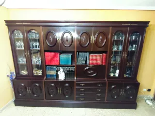 Mueble de salón clásico con vitrina