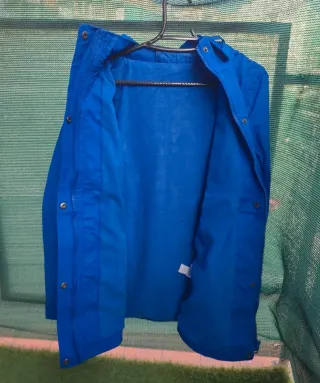 Chubasquero azul con capucha