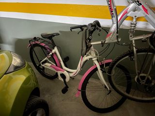 Bicicleta urbana blanca y rosa