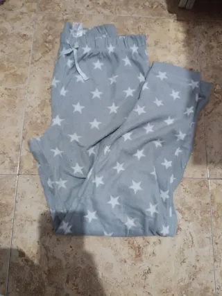 Pijama gris con estrellas blancas