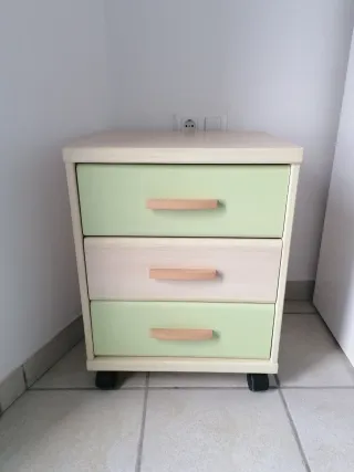 Habitación infantil, armario, mesilla y cabecero