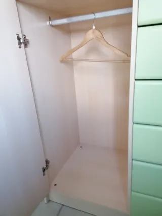 Habitación infantil, armario, mesilla y cabecero