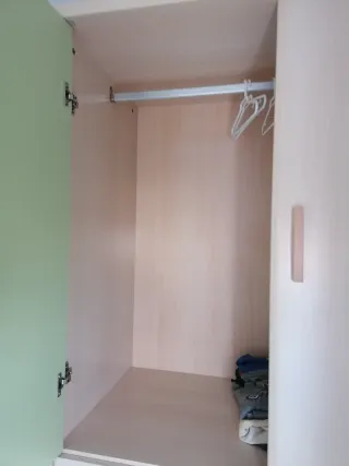 Habitación infantil, armario, mesilla y cabecero