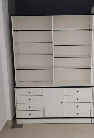 Mueble blanco con cajones y estantes de cristal