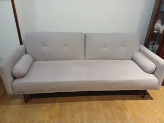 Sofá gris de tela y metal