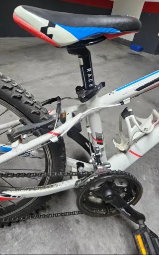 Bicicleta CUBE Blanca