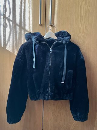 Chaquetón negro pelo sintético