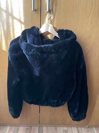 Chaquetón negro pelo sintético