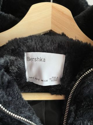 Chaquetón negro pelo sintético