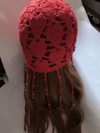 Gorro de crochet rojo con corazones y abalorios