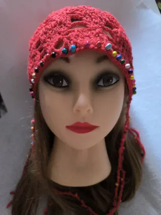 Gorro de crochet rojo con corazones y abalorios