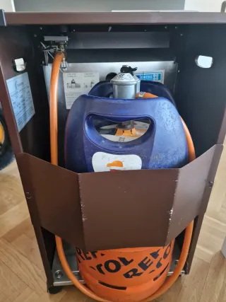 Estufa a gas marrón y negro