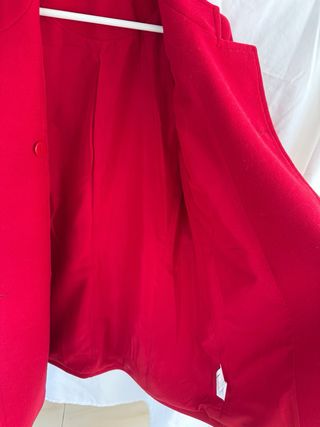 Abrigo rojo Easy Wear botones dorados talla S