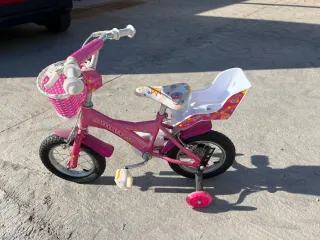 Bicicleta infantil rosa con cesta y asiento