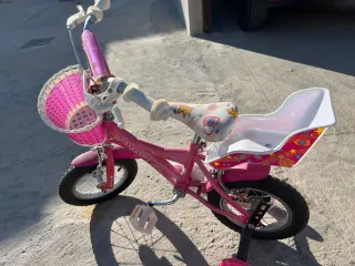 Bicicleta infantil rosa con cesta y asiento