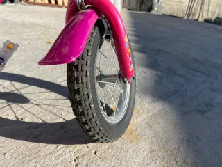 Bicicleta infantil rosa con cesta y asiento
