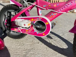 Bicicleta infantil rosa con cesta y asiento