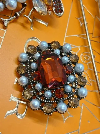 Sfavillante set di 3 spille gioiello dorate