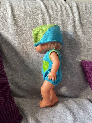 Muñeco malo bebé con gorro de rana