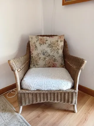 Butaca mimbre colonial cojines florales