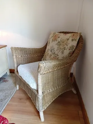 Butaca mimbre colonial cojines florales