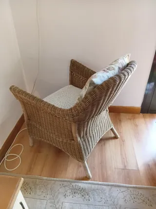 Butaca mimbre colonial cojines florales