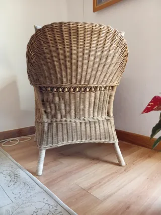 Butaca mimbre colonial cojines florales