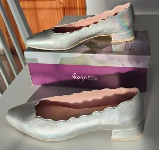 Zapatos plateados con tacón bajo