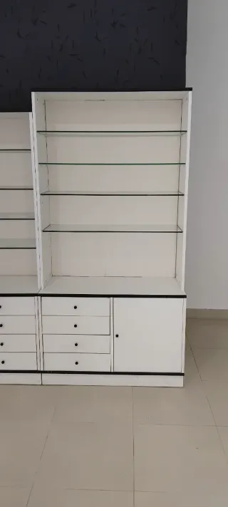 Mueble blanco con cajones y estantes de cristal