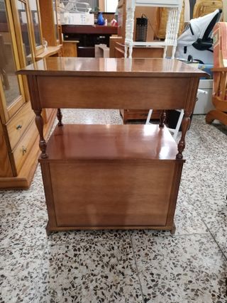 MUEBLE AUXILIAR ESTILO CLÁSICO