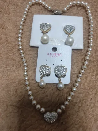 Collar perlas corazón pedrería plata y pendientes.