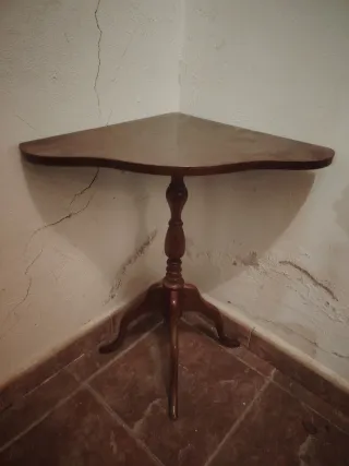 Mesita esquinera de madera