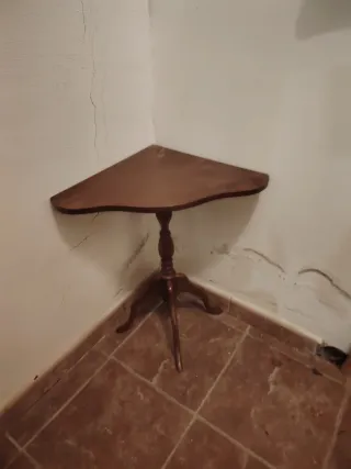 Mesita esquinera de madera