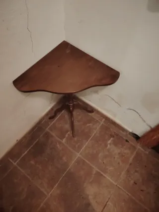 Mesita esquinera de madera