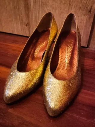 Tacones dorados brillantes