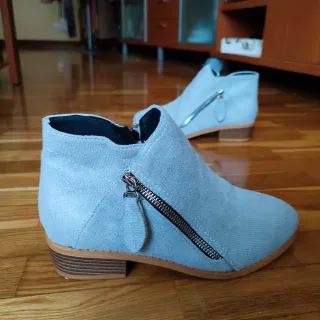 Botines grises con cremallera