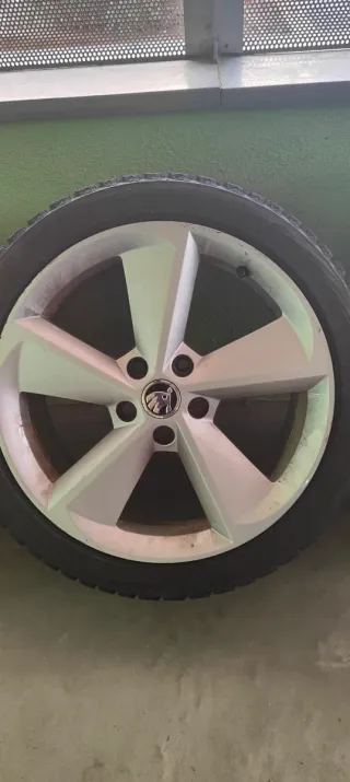 Juego 4 Llantas con Neumáticos  235/40 r18