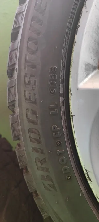 Juego 4 Llantas con Neumáticos  235/40 r18