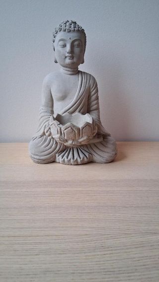Figura Buda Sentado con Flor de Loto