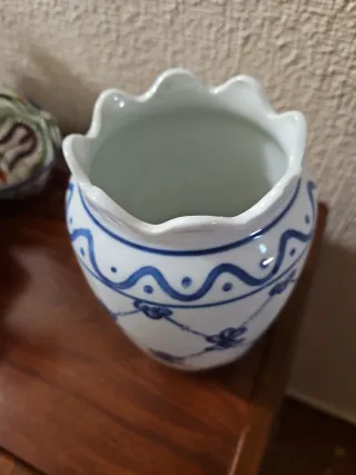 Jarrón florero de cerámica azul y blanco