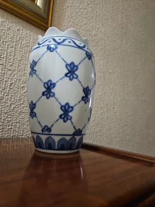 Jarrón florero de cerámica azul y blanco